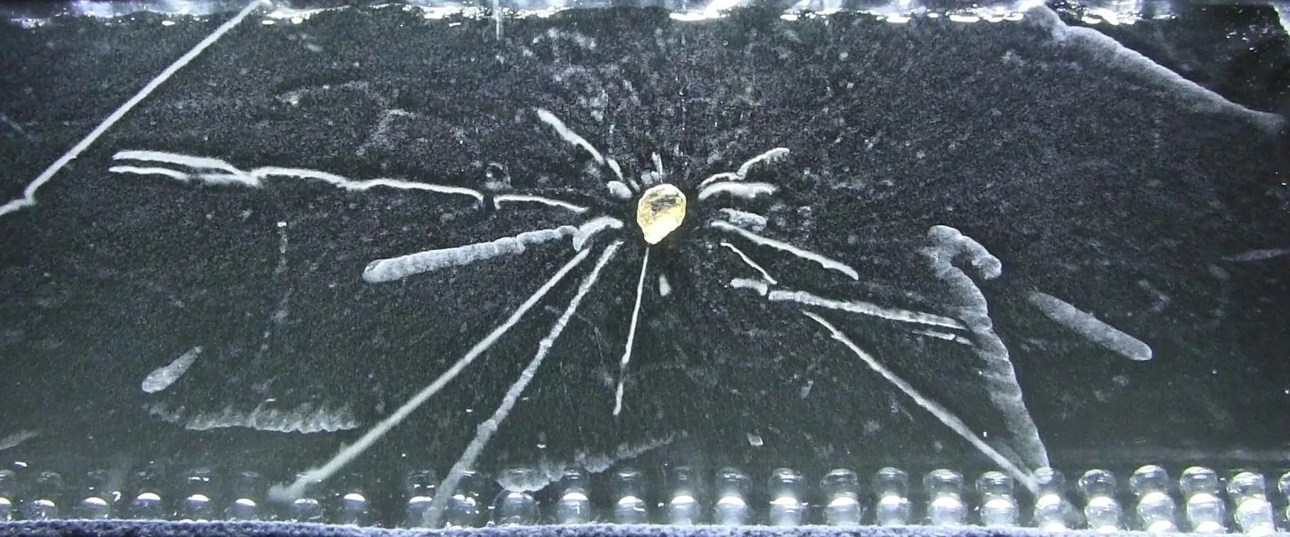 Radioactivity of a thorite mineral made visible in a cloud chamber